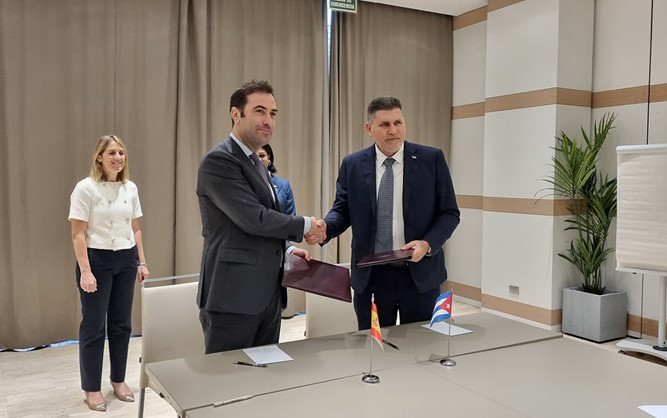 el ministro español  de Economía, Comercio y Empresa, Carlos Cuerpo  y el ministro cubano de Comercio Exterior e Inversión Extranjera, Óscar Pérez-Oliva Fraga tras la firma del acuerdo de condonación de la deuda con Cuba